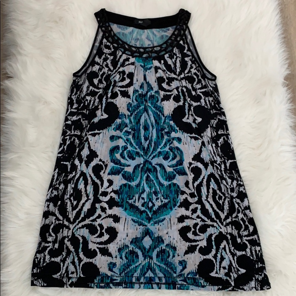 Patterned dress with cute neckline